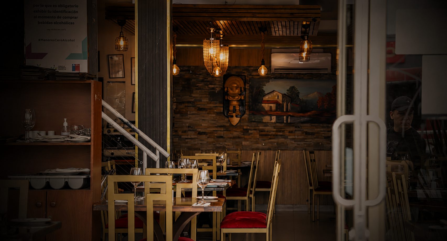 Interior cálido del restaurante Museo Peruano